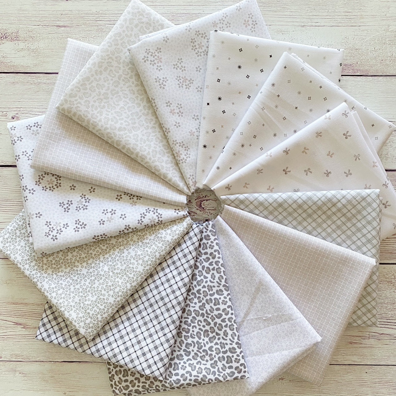 Clothworks Shhh - low volume FQ bundle